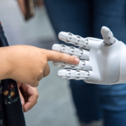 een kinderhand en robothand reiken naar elkaar